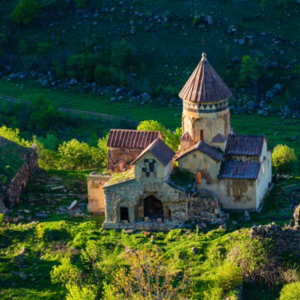 Ջիպ տուր / Գարգառի Սուրբ Հովհաննես եկեղեցի, Վարդաբլուրի Սուրբ Աստվածածին եկեղեցի և Սուրբ Խաչ մատուռ, Վարդաբլուրի լճեր, Գտեվանք, Հնեվանք, Արևածագի Ձոր, Ցից քար, Լոռի բերդ